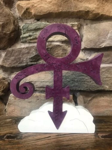 Figura de madera rompecabezas púrpura juguete sierra de pergamino príncipe tributo arte glifo Foto 1 de 1