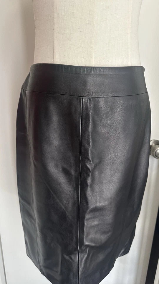 Saia Adrienne Vittadini feita na Itália tamanho 10 100% couro genuíno preto. A-3 - Imagem 1 de 4