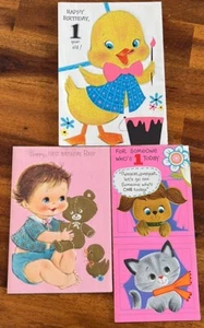 3 Tarjetas De Colección MCM 60 Niños Primer 1er Cumpleaños 1 Patito Flocado Gatito Cachorro + - Imagen 1 de 4