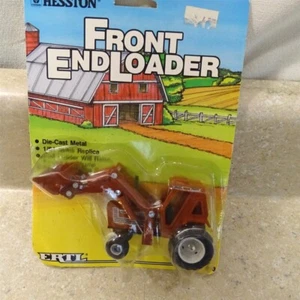 Tractor Ertl Hesston con cargador frontal en tarjeta, diecast 1986, #7213 - Imagen 1 de 5