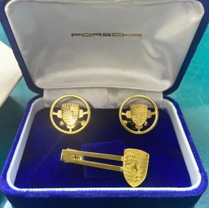 [Sin usar] Gemelos con escudo de diseño Porsche pasador de corbata logotipo dorado emblema con caja, estuche - Imagen 1 de 4