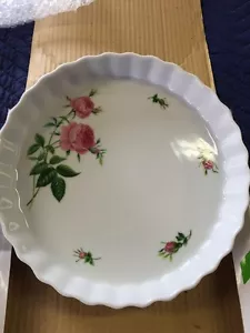 Christineholm Quiche Tarte Kuchen 9,5 Zoll geriffelte Schale weiß mit rosa Pfingstrosen Rosen - Bild 1 von 4