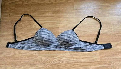 Sujetador acolchado push up inalámbrico negro metálico No Boundaries para mujer talla M Foto 1 de 4