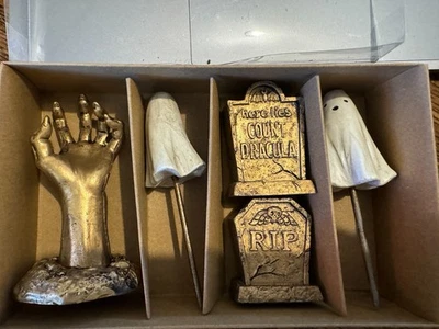 ESPELUZNANTES ADORNOS PARA PASTELES DE HALLOWEEN O DECORACIÓN DE MESA NUEVA MANO, 2 FANTASMAS Y Foto 1 de 3