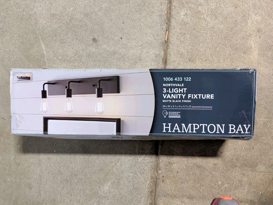 Vaidade de banheiro Hampton Bay Northvale 24" 3 luzes em metal acabamento preto fosco - Imagem 1 de 1