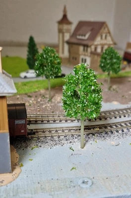 10 dunkelgrüne Laubbäume, 60 mm hoch - Bild 1 von 4