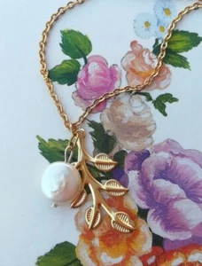 COLLANA SOTTILE CON CIONDOLO PERLA D'ACQUA DOLCE E RAMO FIORITO PLACCATA ORO 23K - Foto 1 di 9