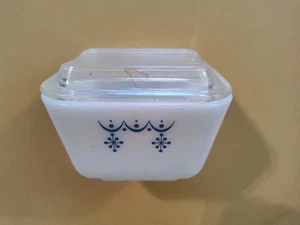 Vintage PYREX REFRIGERATOR DISH With Lid, Snowflake Garland 1-1/2 Cup, No. 501-B - Imagen 1 de 7