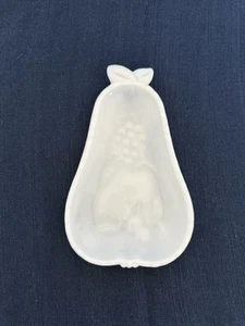 Plato de caramelo/nueces vintage Hazel Atlas vidrio de leche en forma de pera floral + patrón de frutas - Imagen 1 de 4