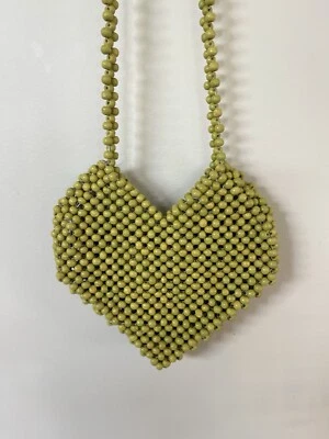 Urban Outfitters?  Bandolera Verde Clásica Mujer Forma de Corazón Madera Cuentas Foto 1 de 4