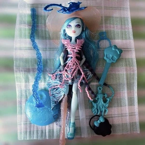 Monster High Doll Vandala Doubloons Haunted Student Spirits w/Purse Hat Stand - Picture 1 of 6