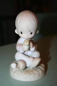 Jonathan & David 1981 Precious Moments I Believe in Miracles Little Boy con pollito - Imagen 1 de 4