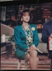 Lorianne Crook very rare 8x10 color pic! Leggy on-air pose of CROOK & CHASE host - Picture 1 of 1
