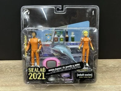 SEALAB 2021 系列 1 成人游泳 Debbie Dupree & Dr Quentin Q Quinn Palisades 全新 — 第 1/4 张图片