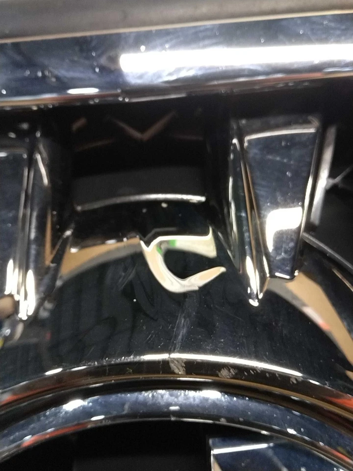 2016-2018 BUICK ENVISION RED Grille OEM 23286076 Used 82k Miles Foto 1 de 4