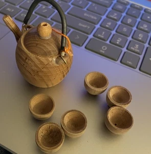 Vintage Handarbeit Miniatur Holz Teeservice Puppenhaus 6 Tassen & Kanne - Bild 1 von 5