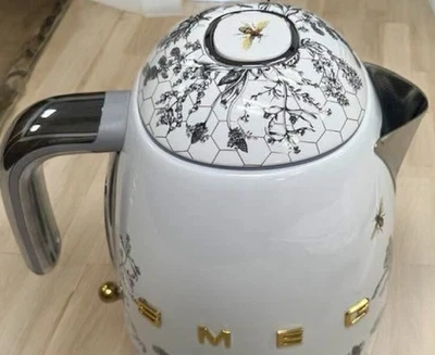 Nuevo Hervidor Eléctrico SMEG Nido de Abeja 7 Tazas - Acentos Dorados de Abeja y Flor Silvestre Italia Foto 1 de 4