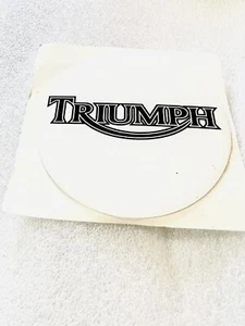 Triumph Autoadhesivo 62mm Calidad Resina Elevada Domo Insignia L08 Blanco/Negro - Imagen 1 de 1