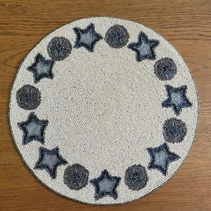 Neu mit Etikett 4er Set Tahari Home 15" Perlen Ladegerät/Tischsets Sealife - Bild 1 von 3