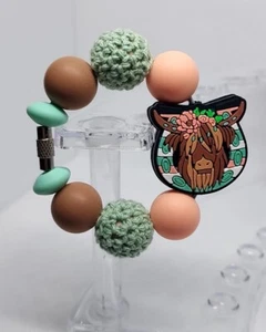 Tassenanhänger für Bechergriff - Hochlandkuh mit Blumen auf Hufeisen  - Bild 1 von 3