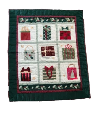 VTG Christmas Throw Quilt Gifts Holly  Velvet Applique Unbranded Homemade? EUC - Image 1 of 4