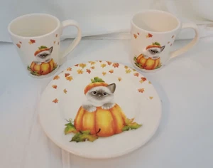 Pier 1 Eisenstein Kätzchen Katze im Kürbis Herbst Herbst Teller mit 2 passenden Tassen - Bild 1 von 8