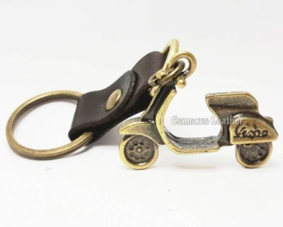 Llavero Vespa Scooter 3D Latón con Correa de Cuero - Hecho a Mano Regalo Motociclista Foto 1 de 4