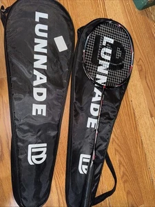 Raqueta de bádminton LUNNADE NEGRA/roja (cuerda) con estuche/cinta de agarre - Imagen 1 de 4