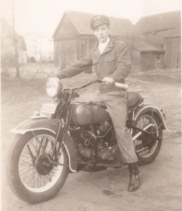 Mann auf Motorrad 1948 New Jersey Nummernschild. Vermutlich ehemaliges Militär, siehe Mütze - Bild 1 von 5