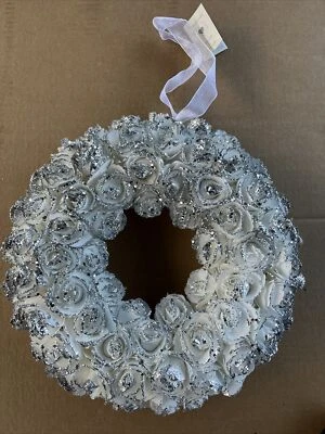 Ghirlanda di rose bianche con glitter argento da appendere 29 cm - Immagine 1 di 4