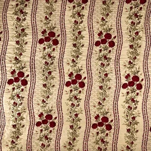 Rose bordeaux floreali su tessuto tappezzeria testurizzato beige 95" L x 55" W - Foto 1 di 4