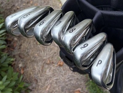 Juego de ejes de hierro Titleist AP1 718 4-P, TT rojo AMT R300 acero regular diestro Foto 1 de 4