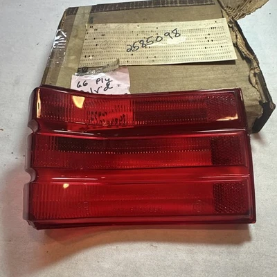 Lente de luz trasera izquierda Plymouth Belvedere 1966 N O S MoPar Foto 1 de 4