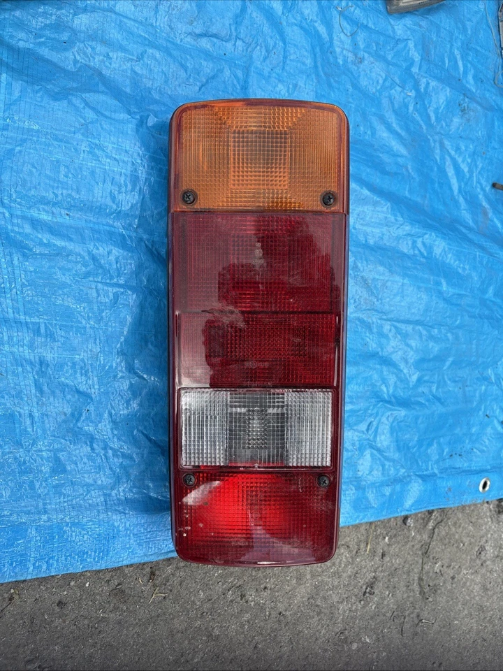 Unidad de luz trasera derecha Volkswagen Transporter - Caravelle T4 1992 Foto 1 de 1