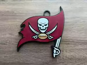Collar colgante de gran tamaño de los Tampa Bay Buccaneers - Audaz joyería para fanáticos de la NFL para juego - Imagen 1 de 2