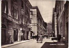 CARRARA B/N   VIAGGIATA 1954  VIA ROMA ANIMATA
