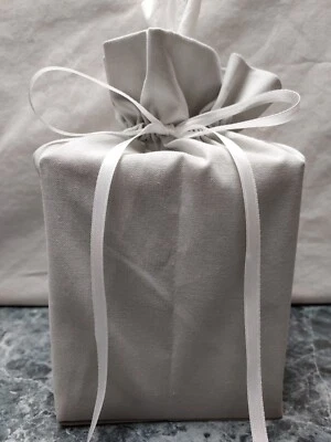 Cubierta de caja de pañuelos cuadrada hecha a mano de tela de algodón gris (sólido y claro) Foto 1 de 2