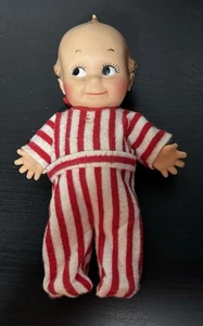 Muñeca camafeo Kewpie vintage en pijama a rayas rojas (ropa original) - Imagen 1 de 7