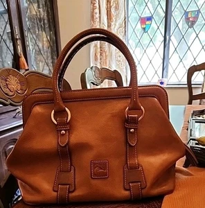 Cartera de cuero Mitchell florentina castaño grande Dooney & Bourke para mujer  - Imagen 1 de 24