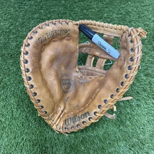 Guante de Softbol Wilson “The Big Scoop” 1ª Base Modelo A9886 Mano Izquierda Lanzamiento Zurdo - Imagen 1 de 9