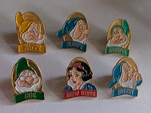 Schneewittchen & Zwerge VHS Promo Pin Disney Taiwan Pins 299, 300, 301, 302, 303 - Bild 1 von 8