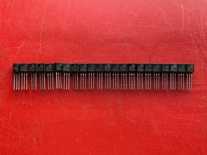 20x 2N5771 TRANSISTOR MOTOROLA PNP 15V 0.2A A-92 - Imagen 1 de 4
