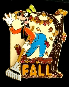DISNEY 2006 GOOFY MOVEABLE MOVING ARM "FALL" AUTUMN RAKING LEAVES ON CARD PIN - Picture 1 of 5