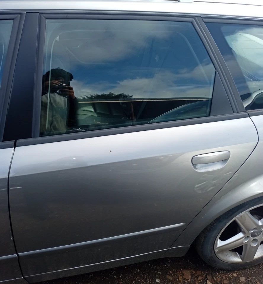 PUERTA TRASERA LADO PASAJERO AUDI A4 ESTATE B6 MK2 2002-2005 Foto 1 de 1