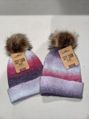2 Northeast Outfitters Acogedores Gorros de Cabaña Piel Pom Rosa Juvenil Nuevos con Etiquetas Foto 1 de 2