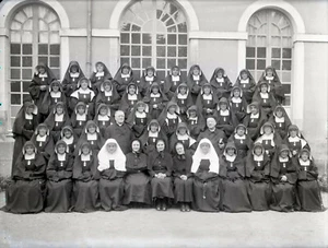 LA FLECHE c. 1945 - Grand Négatif Verre Soeurs La Providence Sarthe - NS 10 - Picture 1 of 1