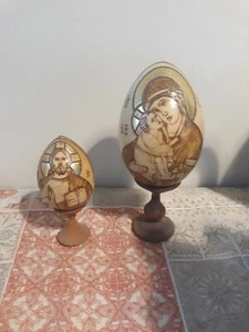 Religious Art Hand Carved Lacquered and Gold Leaf Eggs with Stands - Bild 1 von 5