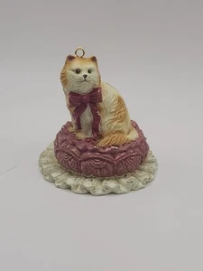 Gato de resina sentado en cama color rosa malva adorno de Navidad - Imagen 1 de 9