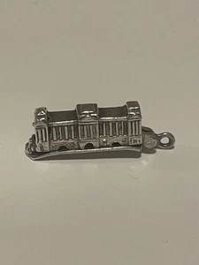 VINTAGE BUCKINGHAM PALACE OPENING SILVER CHARM FOR CHARM BRACELET ROYAL INTERES - Picture 1 of 8