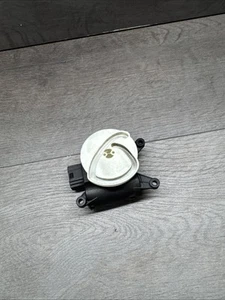 Attuatore sportello vano piedi Audi A4 B6 B7 8E bianco 8E1820511C riscaldamento climatizzatore - Foto 1 di 3